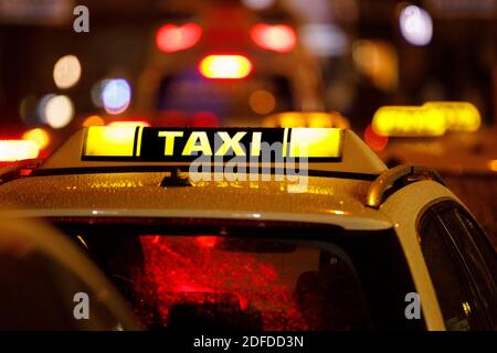 Voitures de taxi sur les Kolner Rings. L'industrie estime que chaque troisième taxi pourrait être annulé d'ici la fin de l'année. En raison de ce verrouillage, les chauffeurs de taxi ont à peine eu des emplois depuis le début du mois de novembre. Par conséquent, ils espèrent maintenant obtenir l'aide de la part du gouvernement fédéral dans la crise de la couronne. En plus de Corona, l'industrie souffre également de la concurrence d'Uber et Free Now ou d'offres telles que car2go. (Photo de sujet, photo de symbole) Koln, 02.12.2020 | utilisation dans le monde entier Banque D'Images