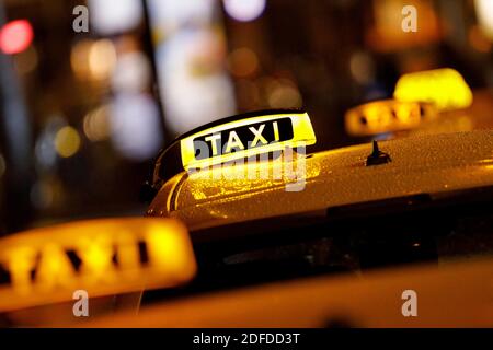 Voitures de taxi sur les Kolner Rings. L'industrie estime que chaque troisième taxi pourrait être annulé d'ici la fin de l'année. En raison de ce verrouillage, les chauffeurs de taxi ont à peine eu des emplois depuis le début du mois de novembre. Par conséquent, ils espèrent maintenant obtenir l'aide de la part du gouvernement fédéral dans la crise de la couronne. En plus de Corona, l'industrie souffre également de la concurrence d'Uber et Free Now ou d'offres telles que car2go. (Photo de sujet, photo de symbole) Koln, 02.12.2020 | utilisation dans le monde entier Banque D'Images