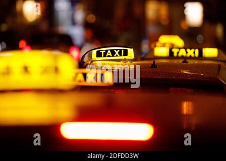 Voitures de taxi sur les Kolner Rings. L'industrie estime que chaque troisième taxi pourrait être annulé d'ici la fin de l'année. En raison de ce verrouillage, les chauffeurs de taxi ont à peine eu des emplois depuis le début du mois de novembre. Par conséquent, ils espèrent maintenant obtenir l'aide de la part du gouvernement fédéral dans la crise de la couronne. En plus de Corona, l'industrie souffre également de la concurrence d'Uber et Free Now ou d'offres telles que car2go. (Photo de sujet, photo de symbole) Koln, 02.12.2020 | utilisation dans le monde entier Banque D'Images