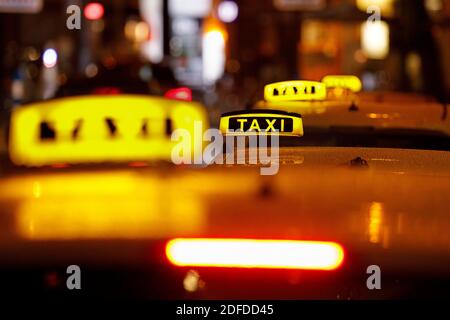 Voitures de taxi sur les Kolner Rings. L'industrie estime que chaque troisième taxi pourrait être annulé d'ici la fin de l'année. En raison de ce verrouillage, les chauffeurs de taxi ont à peine eu des emplois depuis le début du mois de novembre. Par conséquent, ils espèrent maintenant obtenir l'aide de la part du gouvernement fédéral dans la crise de la couronne. En plus de Corona, l'industrie souffre également de la concurrence d'Uber et Free Now ou d'offres telles que car2go. (Photo de sujet, photo de symbole) Koln, 02.12.2020 | utilisation dans le monde entier Banque D'Images