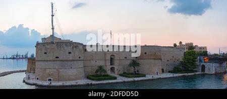 Château Aragonais de Taranto et pont tournant sur le canal entre la Grande et petite mer au coucher du soleil , Puglia. Italie Banque D'Images