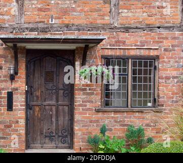 28 novembre 2020 - Denham, Angleterre: Porte, porche et fenêtre de la maison du vieux village Banque D'Images