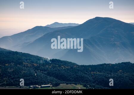 Vue sur les montagnes de Montseny depuis le Sanctuaire d'El Far lorsque le brouillard se lève le matin. El Far, Guillerias, Catalogne, Espagne Banque D'Images