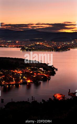 Vue sur la ville d'Ioannina (en arrière-plan), le lac de Pamvotis (ou 'Pamvotida') et l'îlot du lac (en premier plan) connu sous le nom de 'Nisaki'. Epirus, Grèce. Banque D'Images