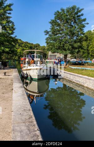 ÉCLUSE, PORT FLUVIAL SUR LE CANAL DU NIVERNAIS, CHATEL CENSOIR, YONNE, BOURGOGNE, FRANCE Banque D'Images