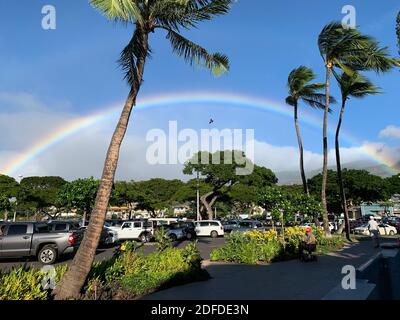 Magnifique arc-en-ciel au-dessus d'un parking à Maui Banque D'Images