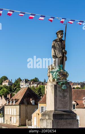 STATUE ÉRIGÉE EN L'HONNEUR DES FLOTTEURS EN RONDINS, CLAMECY, NIÈVRE, BOURGOGNE, FRANCE Banque D'Images