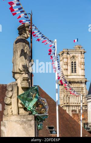 STATUE ÉRIGÉE EN L'HONNEUR DES FLOTTEURS EN RONDINS, CLAMECY, NIÈVRE, BOURGOGNE, FRANCE Banque D'Images