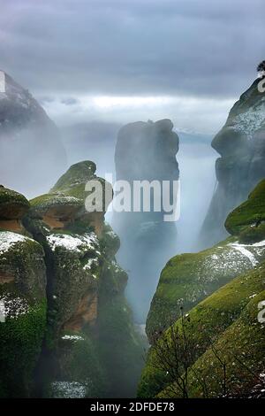 Paysage atmosphérique et viticole à Meteora, Trikala, Thessalie, Grèce. Banque D'Images