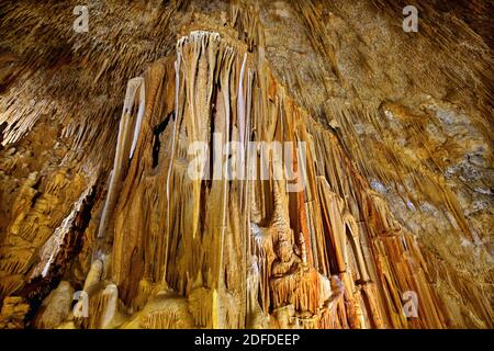 A l'intérieur de la grotte de Kastania, l'une des plus belles grottes de Grèce, dans la région de Vatika, dans la municipalité de Monemvasia, en Laconia, au Péloponnèse. Banque D'Images