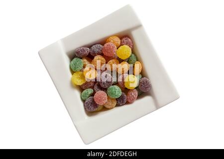 Rowntrees Jelly Tots sucreries dans un bol isolé sur fond blanc Banque D'Images