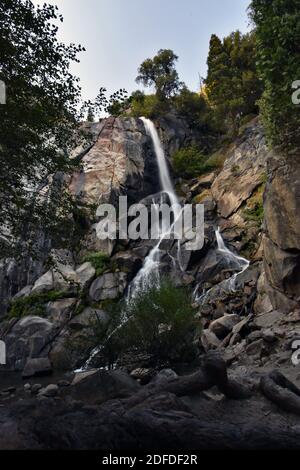 Chutes de grizzly dans la forêt nationale de Sequoia, juste avant l'entrée du parc national de Kings Canyon, en Californie. L'eau coule sur la falaise. Banque D'Images