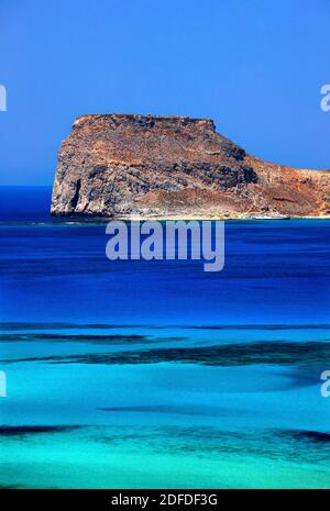 Vue sur l'île d'Imeri Gramvoussa et son château vénitien depuis la plage de Balos, la Canée, l'île de Crète, la Grèce. Banque D'Images