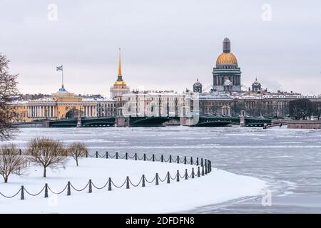 Vue d'hiver de la cathédrale Saint-Isaac à Saint-Pétersbourg Banque D'Images