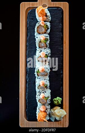 Une assiette de sushis dans un bar à sushis d'un hôtel proche de la ville d'Ierapetra, en Crète, en Grèce. Banque D'Images