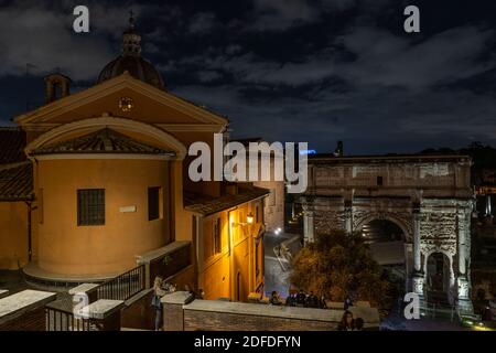 Rome de nuit, Forum romain. Arche de Septimius Severus et église des Saints Luca et Martina. Rome, Latium, Italie, Europe Banque D'Images