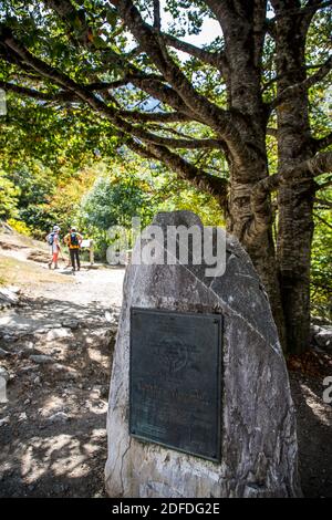 STÈLE RECONNAISSANT L'INSCRIPTION DU CIRQUE DE GAVARNIE AU PATRIMOINE MONDIAL DE L'UNESCO, OCCITANIE, FRANCE Banque D'Images