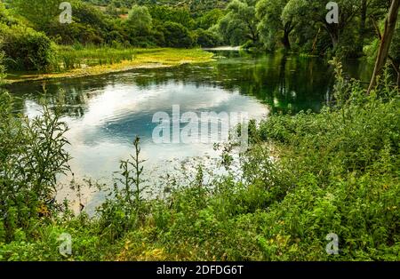 La rivière Tirino traverse les arbres sous la pluie. Abruzzes, Italie, Europe Banque D'Images