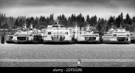 Les ferries de l'État de Washington se sont alignés sur le quai d'entretien d'Eagle Harbor. Banque D'Images