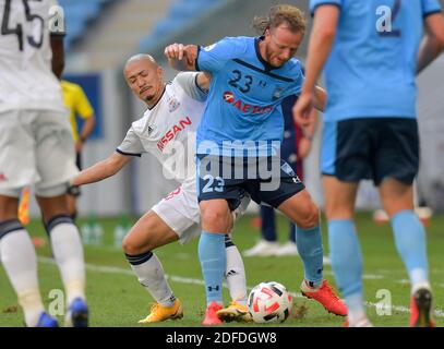 Doha, Qatar. 4 décembre 2020. Daizen Maeda (L) de Yokohama F. Marinos rivalise avec Rhyan Grant du FC de Sydney pendant le match du Groupe H entre Yokohama F. Marinos du Japon et le FC de Sydney de l'Australie à la Ligue des champions de l'AFC 2020 à Doha, capitale du Qatar, le 4 décembre 2020. Credit: Nikku/Xinhua/Alay Live News Banque D'Images