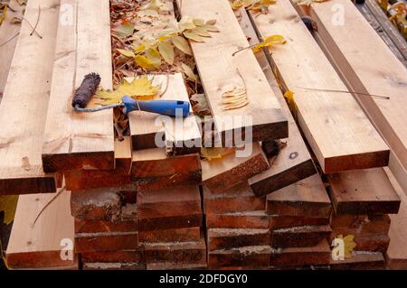 Bois empilés. Bois plié. Gros plan sur les panneaux en bois. Banque D'Images