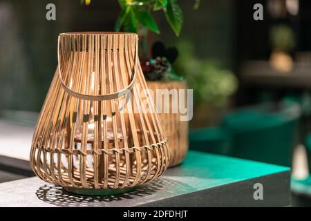 Image des lampes de lanterne suspendues décoratives en osier de bois du bambou Banque D'Images