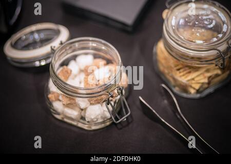 Image de cubes de sucre brun dans le pot en verre, gros plan Banque D'Images