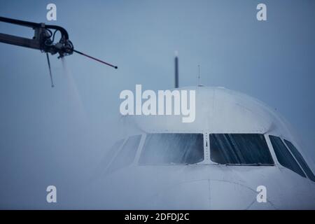 Hiver givré jour à l'aéroport. Dégivrage de l'avion avant le vol. Banque D'Images