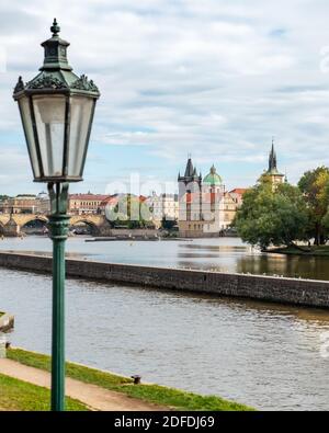 Vue sur la rivière Vlatava, Prague, avec le pont Charles et la tour du pont de la vieille ville au loin. Banque D'Images