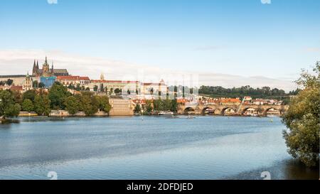 Prague, République tchèque. Vue sur la rivière Vlatava avec le pont Charles menant au château de Prague et à la cathédrale Saint-Vitus. Banque D'Images