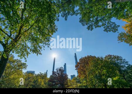 Le soleil brille derrière le sommet de la tour Steinway À New York Banque D'Images