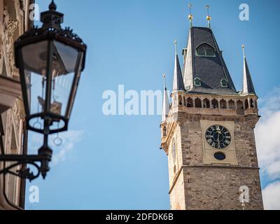 Ancien hôtel de ville, Prague, République tchèque. La tour de l'horloge de la vieille mairie de Prague, capitale tchèque. Banque D'Images