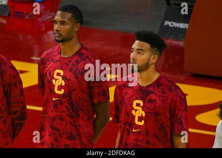 Des chevaux de Troie du sud de la Californie font avancer Isaiah Mobley (3) et Evan Mobley (4) se tenir avant un match de basket-ball NCAA entre les Californie du Sud Banque D'Images