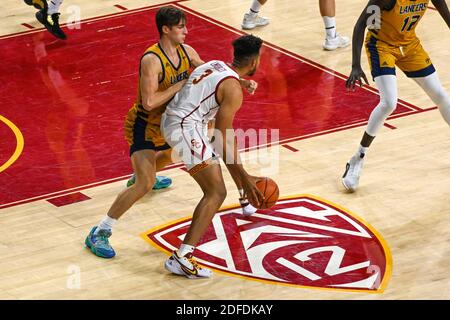 Des chevaux de Troie de la Californie du Sud font avancer Isaiah Mobley (3) dribbles le ballon lors d'un match de basket-ball NCAA contre les Chevaliers baptistes Cal, mercredi, novembre Banque D'Images