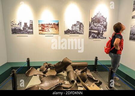 Une femme qui regarde les expositions à l'intérieur du Musée des vestiges de guerre, un musée de guerre, Ho Chi Minh ville, Vietnam, Asie Banque D'Images