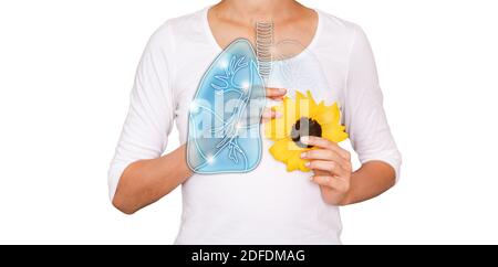 Concept de santé pulmonaire. Hologramme de poumons sains dans le corps de la femme Banque D'Images