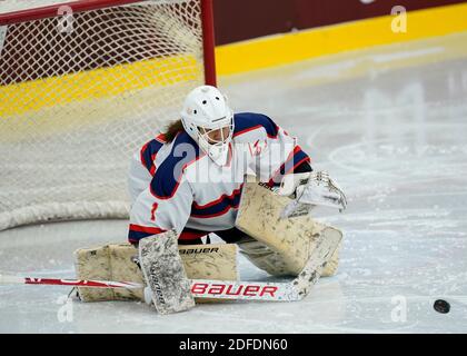 Tengchong, province chinoise du Yunnan. 4 décembre 2020. Liu Xiaoyu, gardien de but de l'équipe Hebei sauve le palet lors du match B entre l'équipe de Beijing et l'équipe de Hebei aux championnats nationaux de hockey sur glace à Tengchong, dans la province du Yunnan, dans le sud-ouest de la Chine, le 4 décembre 2020. Crédit: Wang Peng/Xinhua/Alay Live News Banque D'Images