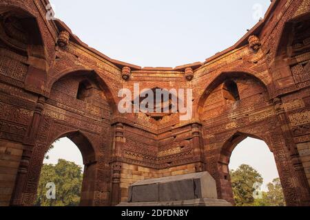 L'Inde, Delhi, Qutub Minar, Al-ud-Din's Madrasa Banque D'Images