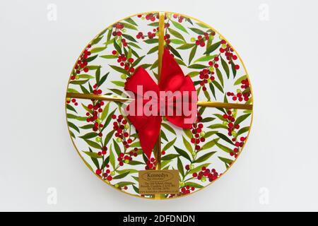 Chocolats fins Kennedy - sélection de chocolats dans les décorations de Noël boîte avec ruban rouge Banque D'Images