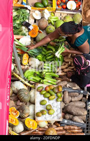 Vue d'en haut d'une femme qui fait du shopping pour des légumes dans une rue à Brixton Market, Electric Avenue, Brixton, Londres Banque D'Images