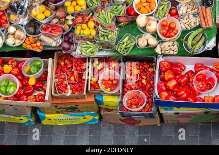 Vue depuis le dessus des légumes frais dans une rue à Brixton Market, Electric Avenue, Brixton, Londres Banque D'Images