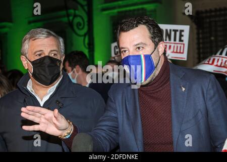 Le secrétaire de la Ligue, Matteo Salvini et le vice-président de Forza Italia Antonio Tajani, lors de la manifestation de centre droit contre le nouveau DPCM (décret du Président du Conseil des Ministres) et le premier Giuseppe Conte au Palazzo Chigi. Banque D'Images