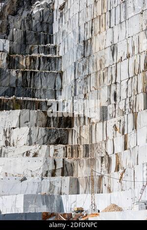 Carrière de marbre à Carrara, en Italie, où Michel-Ange a obtenu le matériel pour ses sculptures. C'est le mur de pierre à partir duquel les grandes dalles de marbre sont coupées Banque D'Images