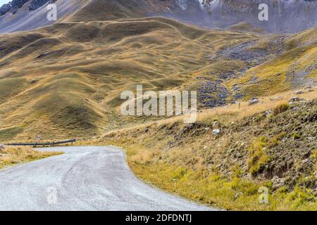 Paysage avec la route se courbant sur des pentes douces en hauteur, tourné en lumière vive à Campo Imperatore, l'Aquila, Abruzzo, Italie Banque D'Images