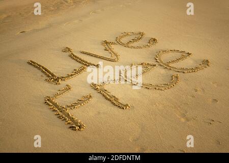 Live Free écrit sur Beach Sand. Concept de liberté et d'exploration de la vie. Banque D'Images