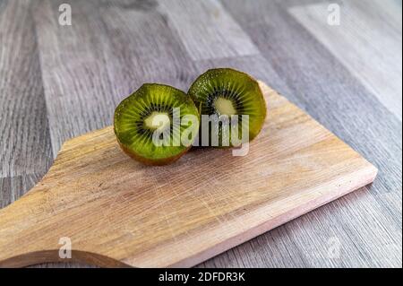 composition de kiwis avec kiwis exposés dans diverses perspectives sur le bois tableau Banque D'Images