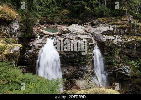 Nooksack Falls au niveau des yeux comme il tombe dans le canyon ci-dessous Banque D'Images