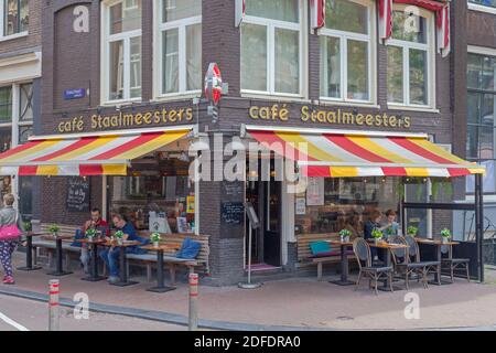 Amsterdam, pays-Bas - 16 mai 2018 : Cafe Staalmeesters at Street Corner à Amsterdam, pays-Bas. Banque D'Images