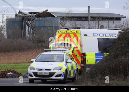 Avonmouth. 4 décembre 2020. Photo prise le 4 décembre 2020 montre des véhicules de police près de la scène d'une explosion dans un centre de traitement des eaux usées à Avonmouth, près de la ville de Bristol, dans le sud-ouest de l'Angleterre, en Grande-Bretagne. Quatre personnes ont été tuées jeudi lors d'une grande explosion dans un centre de traitement des eaux usées d'Avonmouth, a confirmé la police locale. Credit: Han Yan, Tim Ireland/Xinhua/Alamy Live News Banque D'Images