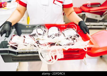 femme médecin portant des sacs de don de sang Banque D'Images